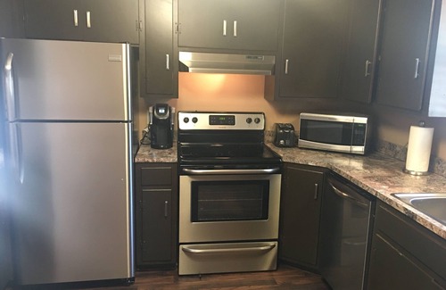 Goldsboro House | KING'S COURT - Entire House - 3 Bedrooms - Cozy, Comfortable & Clean