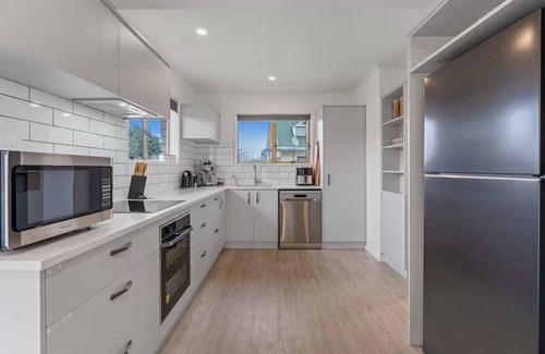 Two Mile Bay House | King's Crossing - Taupo