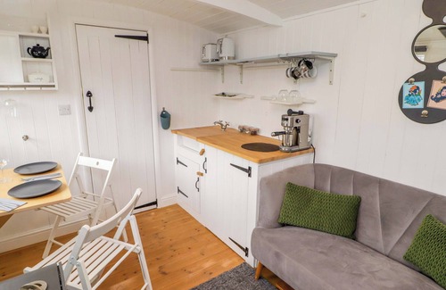 Nantgarw Cottage | KING'S CWTCH SHEPHERD'S HUT, pet friendly, with open fire in Pentyrch