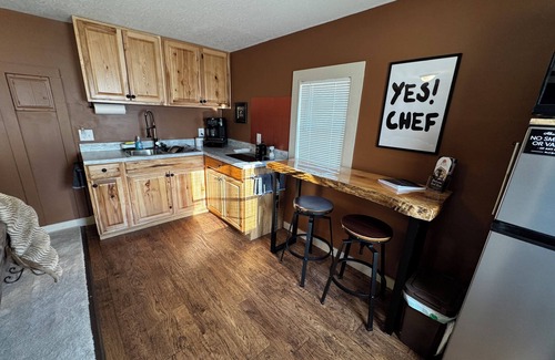 Hillsboro House | King size Bed & Hot Tub for those romantic getaways!