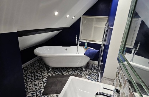Tring Bed & Breakfast | King size Bed with Roll top bathroom en-suite
