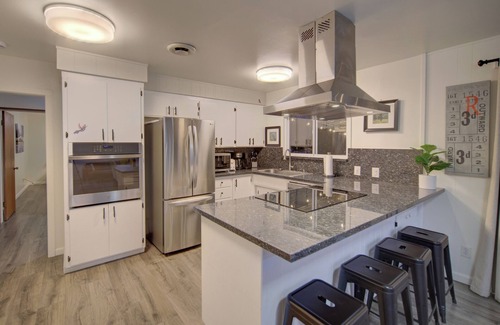 Chico House | King Sized Beds, Large Outdoor and Indoor Space
