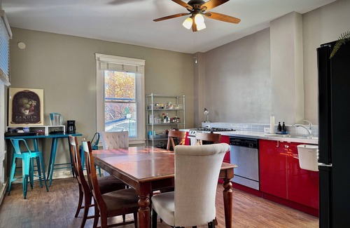 Walnut Hills Condo | King-Sized Condo - Great Location - Steps to Cafes & Restaurants