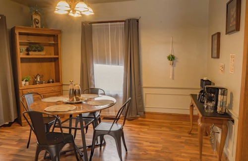 Jackson House | King-Sized Relaxation Refuge
