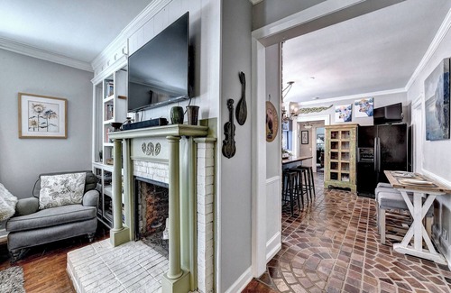 Suwanee House | King St RETREAT- PvT pool, bball, ping pong, Pets OK