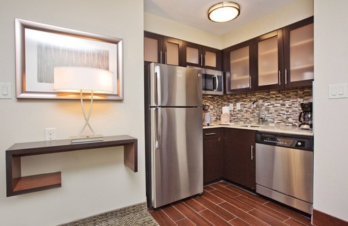 Sweetbriar Apartment | King Studio. Free Breakfast, Gym & Pool Access. Near Downtown Austin!