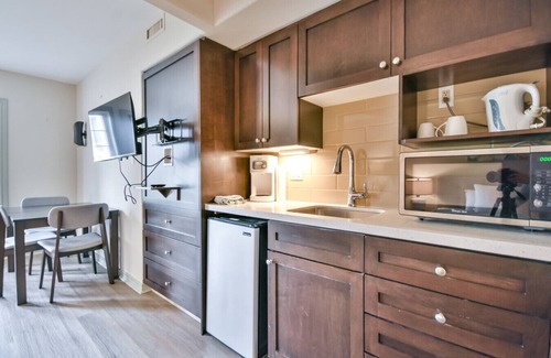 Oro-Medonte Condo | King Studio Suite at Highland Estates-Heated Pool