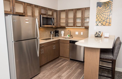 Humble Apartment | King Studio with Gym + Seasonal Pool Access | Free Daily Breakfast!