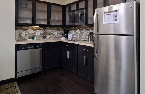 Rochester Condo | King Suite Close to Mayo Clinic! Free Breakfast. Pool & Hot Tub.