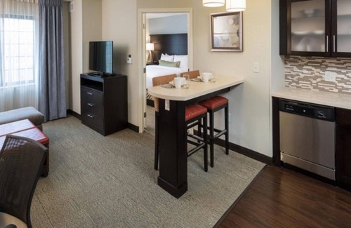 Wichita Falls Condo | King Suite Close to Castaway Cove Water Park! Equipped Kitchen + Complimentary Breakfast