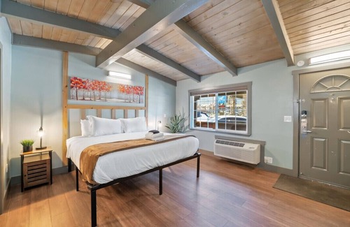 Lakeside Park Hotel | King Suite Escape! Steps from Stateline at Blue Jay Lodge