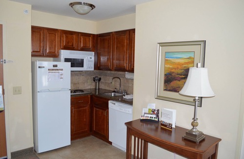 Oconomowoc Apartment | King Suite. Free Breakfast. Pool & Hot Tub. Gym. Near Aurora Medical Center!