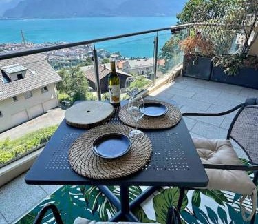 Chardonne Apartment | King Suite - Mountains & Lake Panoramic view