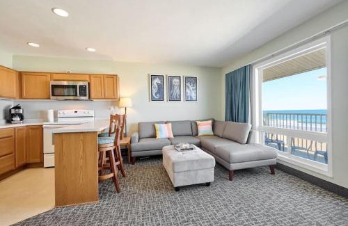Lincoln City House | King Suite - Oceanfront Balcony & Central Location - Pool & Hot Tub