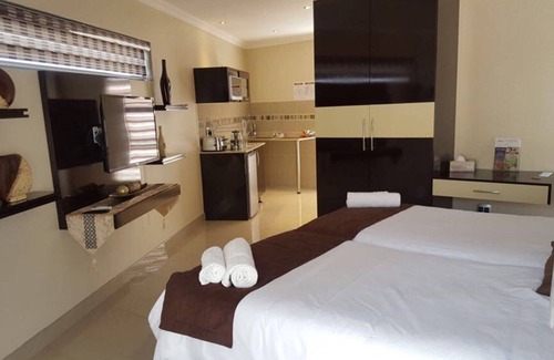 Greater Johannesburg Metropolitan Area House | King Suite [Pool View]