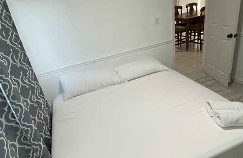 North Bellport Apartment | King Suite Retreat: Beaches, NYC, Hamptons Smart TVs - Sleeps 6+ free parking