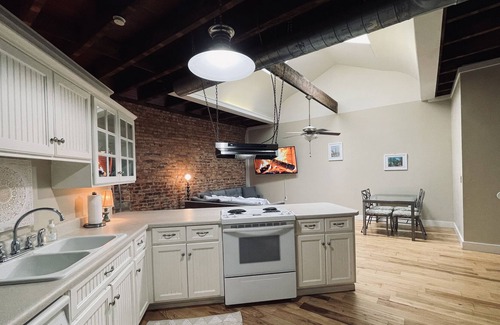 Abbeville Condo | King Suite- The Lofts at Court Square