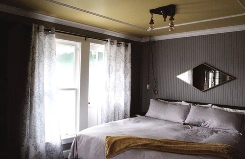 Seaview Hotel | King Suite with Balcony at Shelburne Hotel