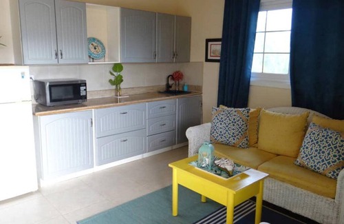 Cat Island Villa | King w/Kitchenette, Rollezz