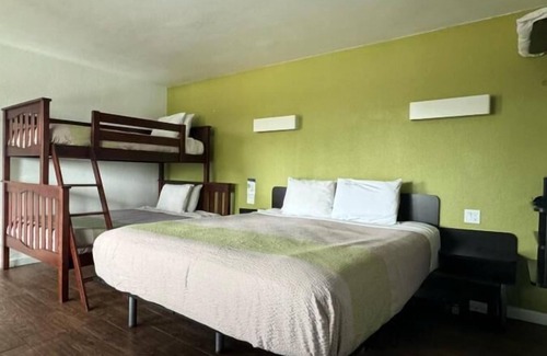 Munras Avenue Hotel | King With BunkBeds Near Downtown Monterey