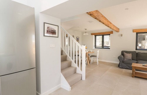 South Leigh Cottage | KINGFISHER, 2 THE OLD STABLES, pet friendly, with a garden in Witney