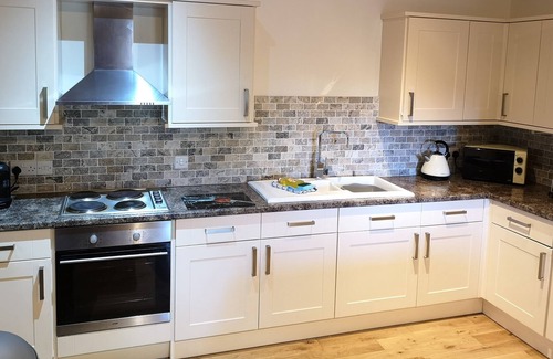 Warminster Ski Chalet | Kingfisher Hot Tub Lodge-HuntersMoon -Warminster-Longleat-Bath