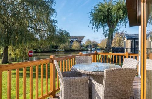 Tiddington House | Kingfisher Lodge in Stratford upon Avon