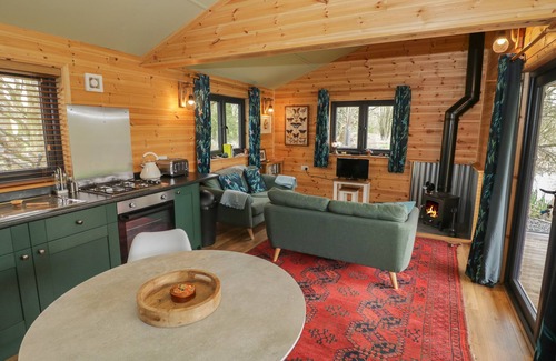 Frankton Cottage | KINGFISHER, romantic, with hot tub in Dunchurch