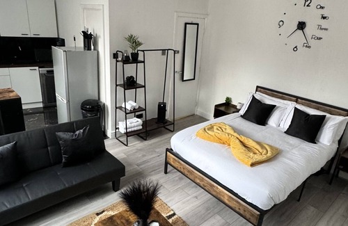 Grove Apartment | Kingston City Centre Studio | FreeParking+Netflix | ShortStays