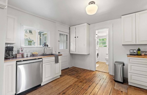 Kingston House | Kingston Cottage with Sauna near Stockade District