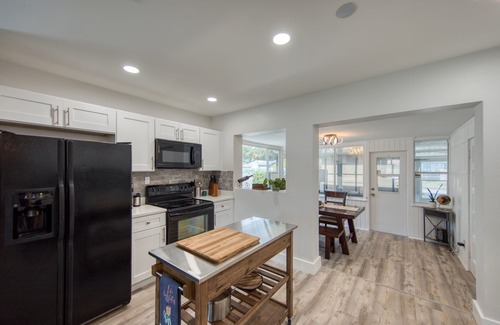 Disston Heights House | Kingston - House in St. Petersburg. Close to downtown & the beach! Dog friendly