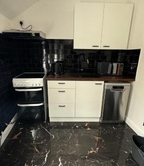 Grove Apartment | Kingston Studio, ideal for professionals relocators and leisure stays, near Kingston Station and Shopping Centre
