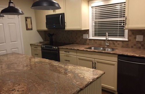 Blowing Rock House | KingsView: Overlooking Downtown - Min Stay: 28/nts at a Great Rate. Walk to Town