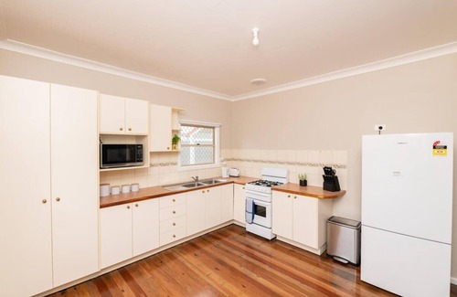 Orange East House | Kinross on Cox - Cosy Family Home