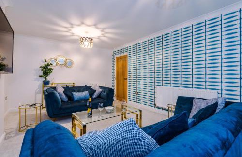 Newcastle-Under-Lyme House | Kinship House by YourStays - Stunning Holiday Home in the Suburbs