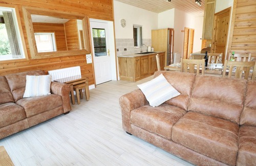 Horton Cottage | KIPLING LODGE, pet friendly, with hot tub in Rudyard