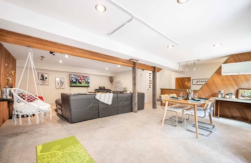 Inglewood-Finn Hill House | Kirkland Oasis: Chic Basement Retreat with Hot Tub