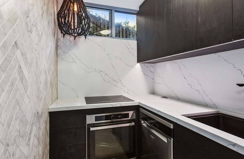 Coolangatta Apartment | Kirra Gardens 15 on Kirra Point Beachfront - Min. 3 night stays!