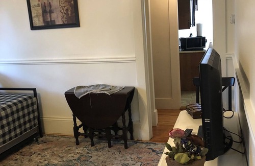 Dover House | 💋Kissing Downtown - Parking Spot! Sleeps 5🖐Free Wine🍷