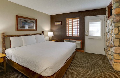 Peoria Hotel | Kitchenette Themed Suite in Stoney Creek Peoria! In-room Dry Bar | 3 Units
