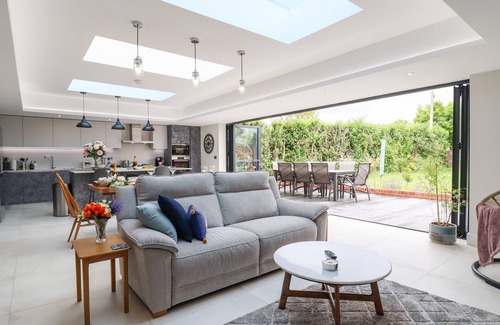 Little Missenden Cottage | KITE VIEW COTTAGE, pet friendly, with a garden in Holmer Green