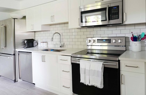 Kitsilano Apartment | Kitsilano Modern Comfort - Spacious 1 bedroom in quiet tree lined neighbourhood
