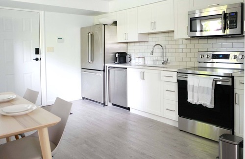 Kitsilano Apartment | Kitsilano Modern Comfort - Spacious 1 bedroom in quiet tree lined neighbourhood