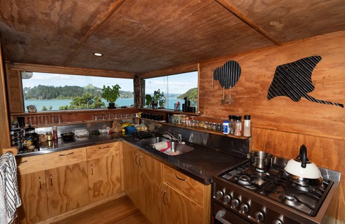 Totara North House | 'KIWI LODGE' - a beautiful, secluded rustic cabin