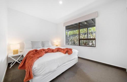Frankton House | Kiwi style home! Views of lake. Large outdoor area