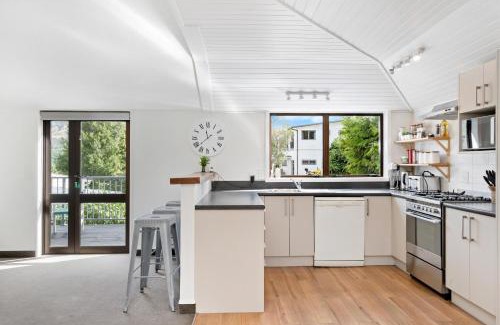 Frankton House | Kiwi style home! Views of lake. Large outdoor area