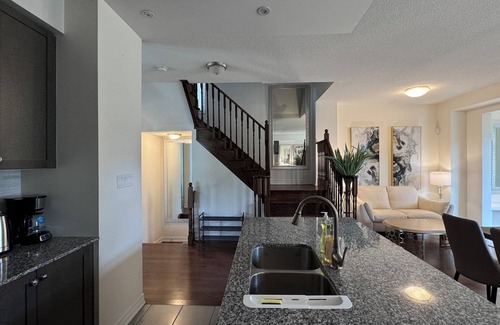Vaughan House | Kleinburg Luxe Crown Town Residence