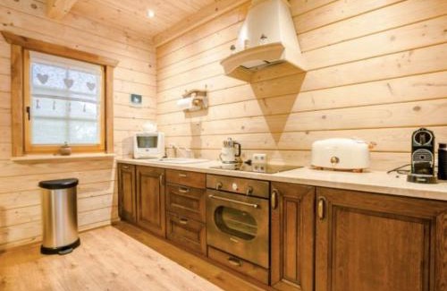 Debina House | Klimatyczny domek z drewna nad morzem