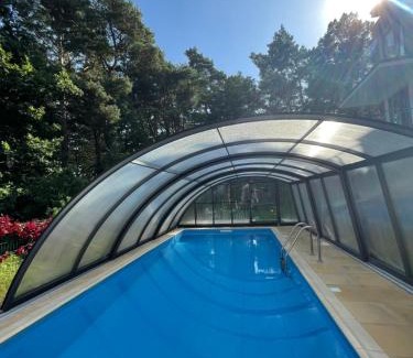 Jastrzebia Gora Apartment | Klimatyzowany apartament przy plaży - 2 sypialnie, basen, garaż, Villa 4 Pory Roku