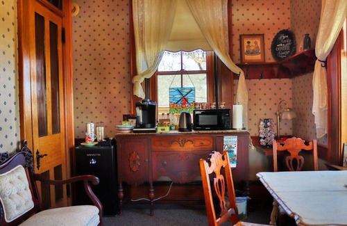 Pella Bed & Breakfast | Klompen Suite at Pella Mansion